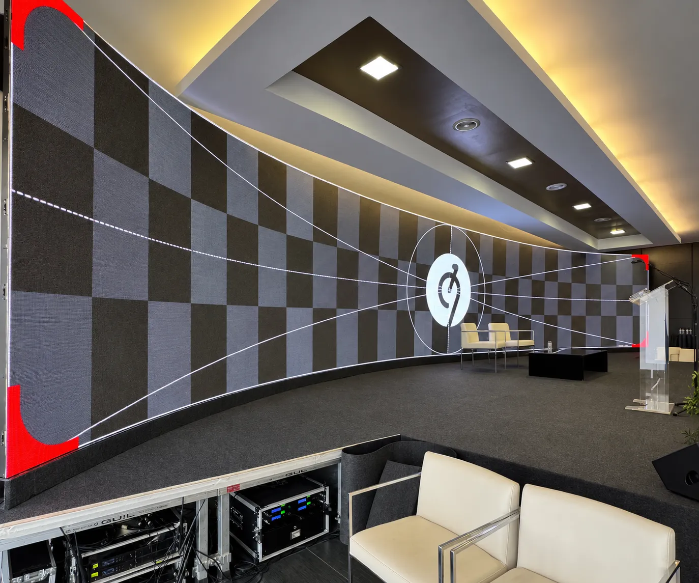 Pantalla LED corba Events91 en un escenari per a un acte corporatiu