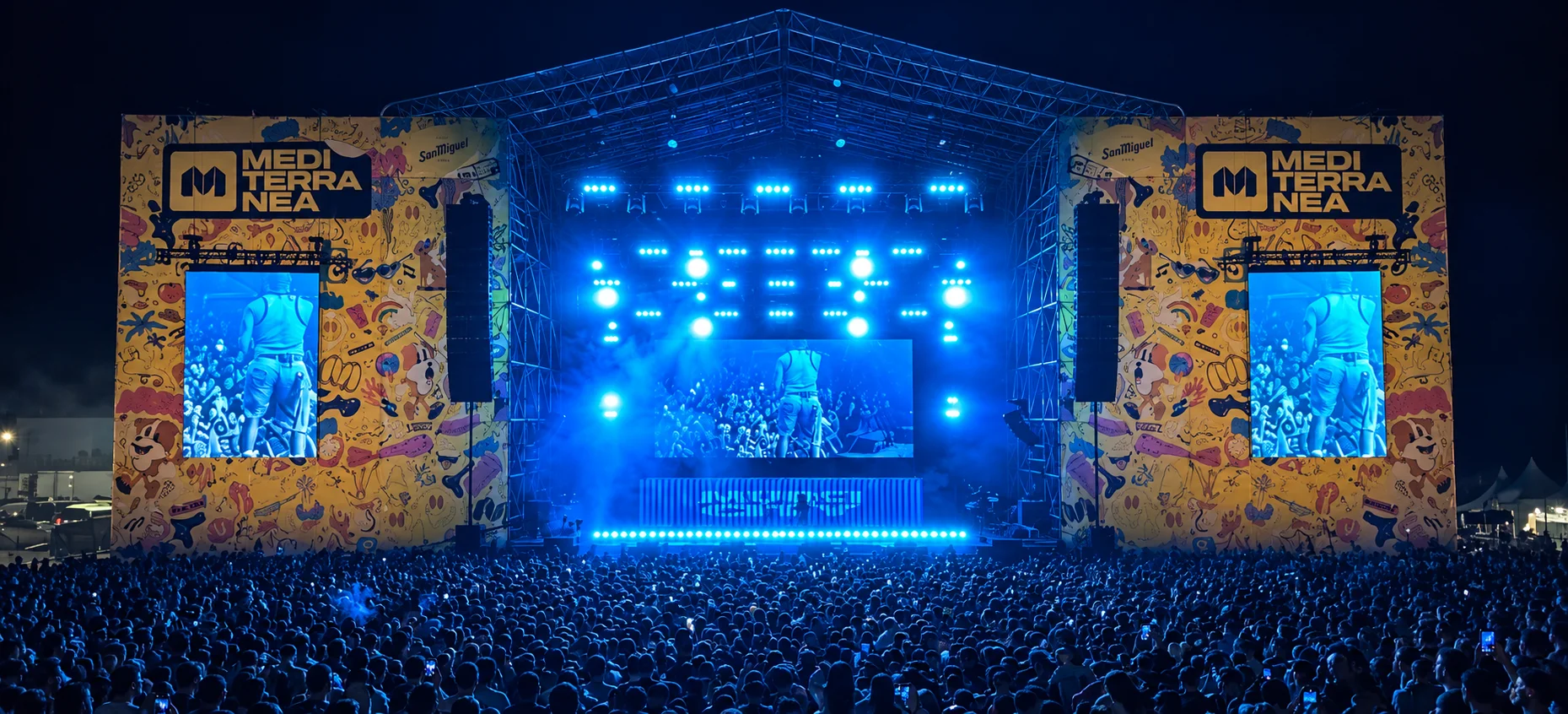 Escenari del festival Mediterranea amb pantalles LED, il·luminació blava i públic