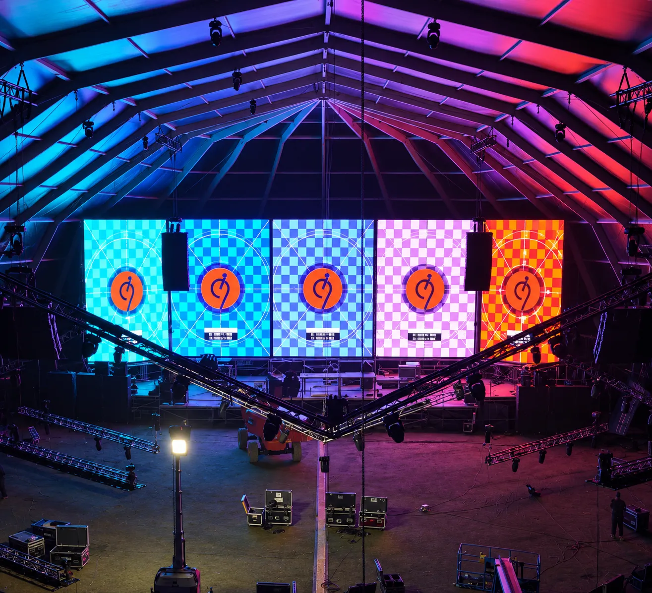 Muntatge de cinc pantalles LED Events91 dins d’una carpa il·luminada